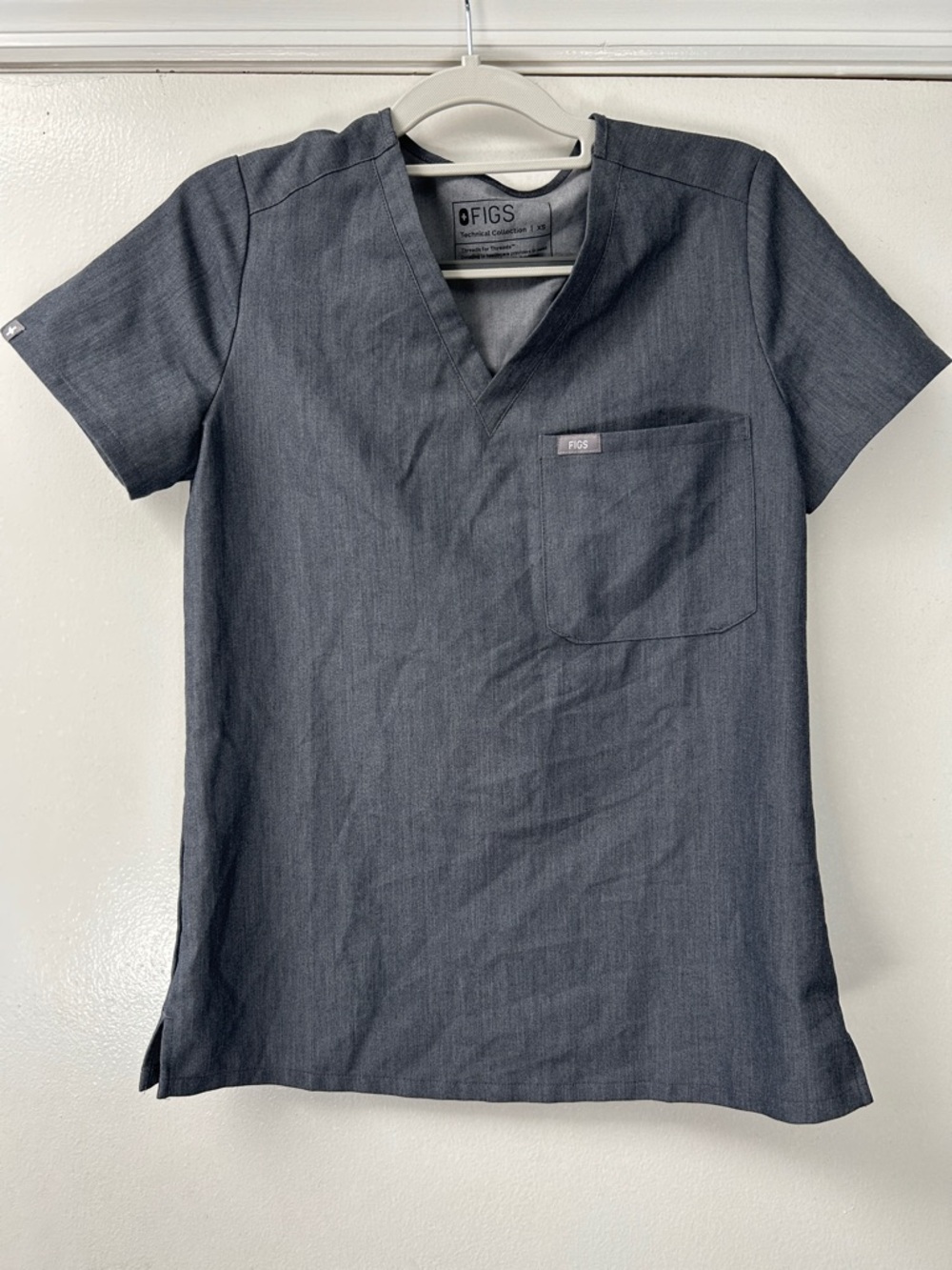 Figs Men’s Short-Sleeve V-Neck Top in Charcoal Gray